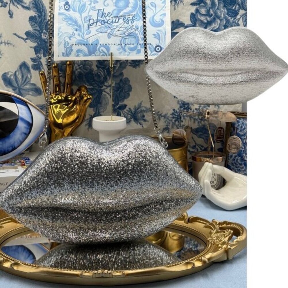 🆕 LULU GUINNESS 🧿 NWOT Silver Glitter Iconic Lips Perspex Clutch on a Chain